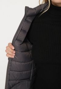 Born2be - Szara Pikowana Kurtka o Prostym Kroju z Niską Stójką Zeniva. Okazja: na co dzień, na spacer. Typ kołnierza: kołnierzyk stójkowy. Kolekcja: plus size. Kolor: szary. Materiał: dzianina, jeans. Styl: casual #2