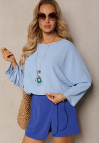 Renee - Jasnoniebieska Bluzka o Fasonie Nietoperza z Naszyjnikiem Kenola. Kolor: niebieski. Styl: elegancki