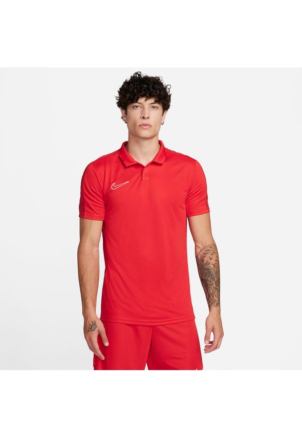 Koszulka sportowa męska Nike Drifit Academy. Typ kołnierza: polo. Kolor: czerwony, wielokolorowy. Materiał: poliester. Sport: piłka nożna