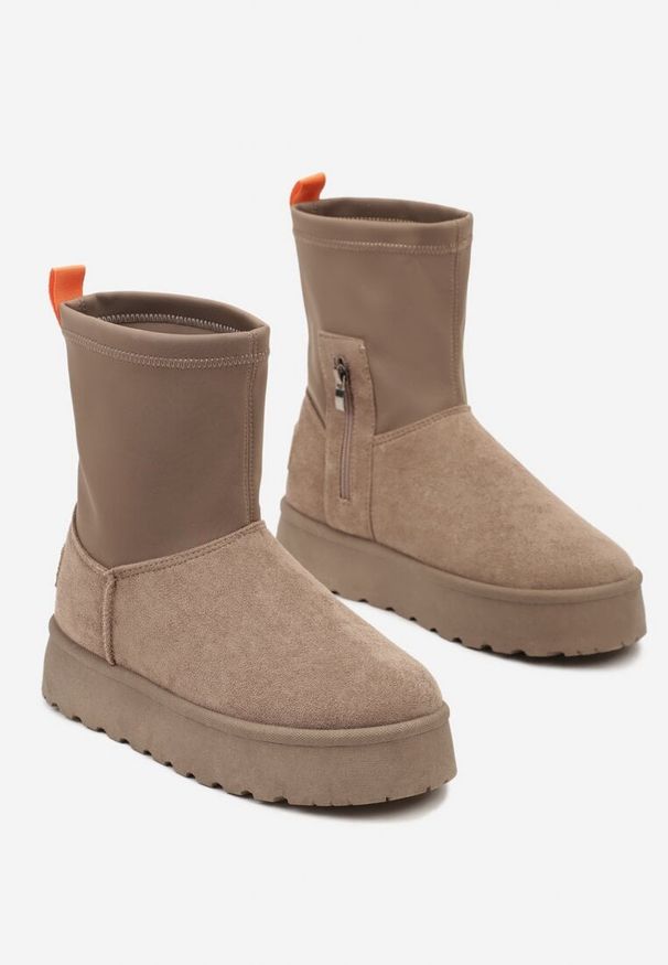Born2be - Ciemnobeżowe Śniegowce na Płaskiej Podeszwie ze Skarpetową Cholewką Sevinae. Okazja: na co dzień. Kolor: beżowy. Materiał: jeans. Szerokość cholewki: normalna. Sezon: zima, jesień. Obcas: na płaskiej podeszwie. Styl: casual