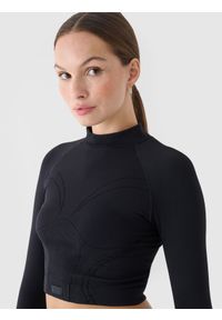 4f - Longsleeve treningowy slim szybkoschnący damski - czarny. Typ kołnierza: kołnierzyk stójkowy. Kolor: czarny. Materiał: syntetyk, włókno, dzianina, materiał. Długość rękawa: długi rękaw. Długość: długie. Wzór: gładki, ze splotem. Sport: fitness