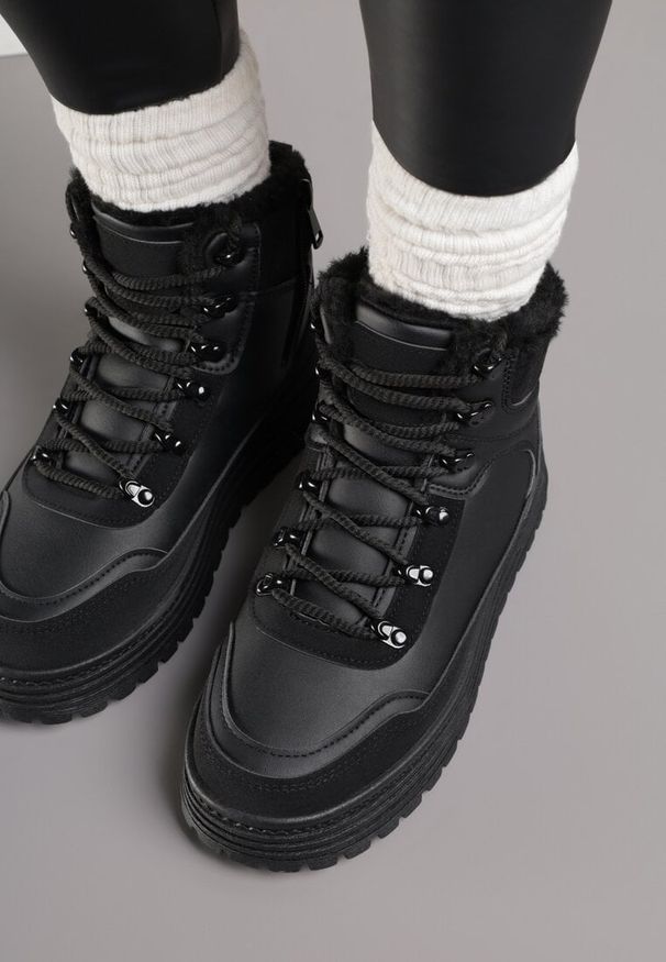 Renee - Czarne Sneakersy w Stylu Traperów na Platformie Ewedora. Okazja: na co dzień. Kolor: czarny. Materiał: jeans. Obcas: na platformie