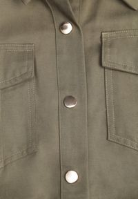 Renee - Zielona Sukienka Utility Koszulowa z Paskiem i Kieszonkami Vilinova. Okazja: na co dzień. Kolor: zielony. Materiał: bawełna. Typ sukienki: koszulowe. Styl: elegancki, casual #6