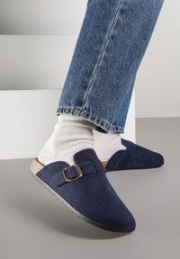 Renee - Granatowe Klapki Ozdobione Klamrą na Pasku Zelevelis. Okazja: na co dzień. Kolor: niebieski. Materiał: jeans. Wzór: aplikacja. Obcas: na obcasie. Styl: elegancki, casual. Wysokość obcasa: niski