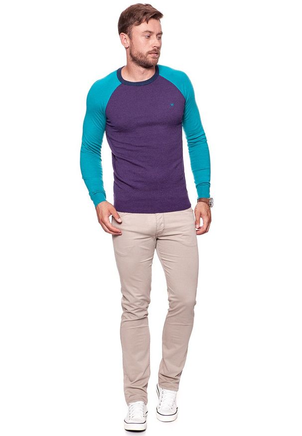 Wrangler - MĘSKI SWETER WRANGLER RAGLAN KNIT PURPLE PENNANT W86152PWT 112132310. Długość rękawa: raglanowy rękaw. Wzór: aplikacja