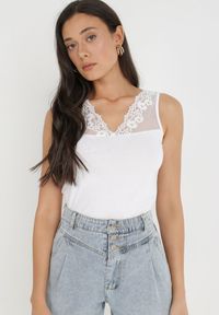 Born2be - Biały Top Theophochis. Kolor: biały. Materiał: bawełna, tkanina, koronka. Długość rękawa: bez rękawów #1