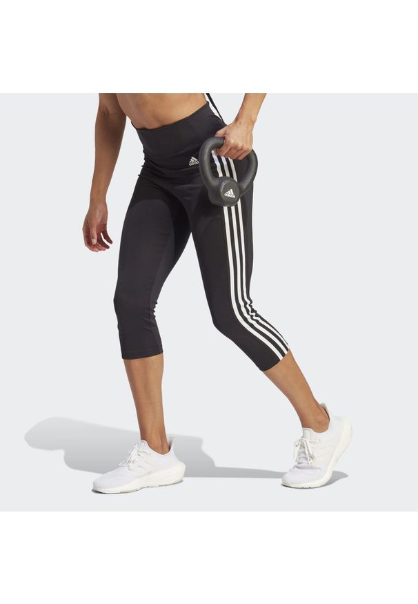 Adidas - Damskie legginsy z wysoką talią adidas Designed To Move 3-Bandes 3/4 Sport. Kolor: wielokolorowy, biały, czarny. Materiał: poliester, materiał. Sport: joga i pilates