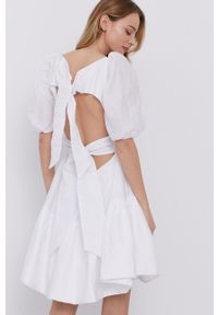 BARDOT - Bardot - Sukienka. Kolor: biały. Materiał: tkanina. Typ sukienki: rozkloszowane. Długość: mini #1