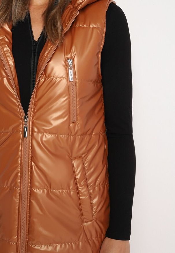 Born2be - Brązowa Długa Kamizelka z Kapturem Ozdobiona Imitacją Kieszeni Mavaria. Typ kołnierza: kaptur. Kolor: brązowy. Materiał: jeans. Długość: długie. Wzór: aplikacja. Sezon: jesień, wiosna. Styl: sportowy, klasyczny, elegancki