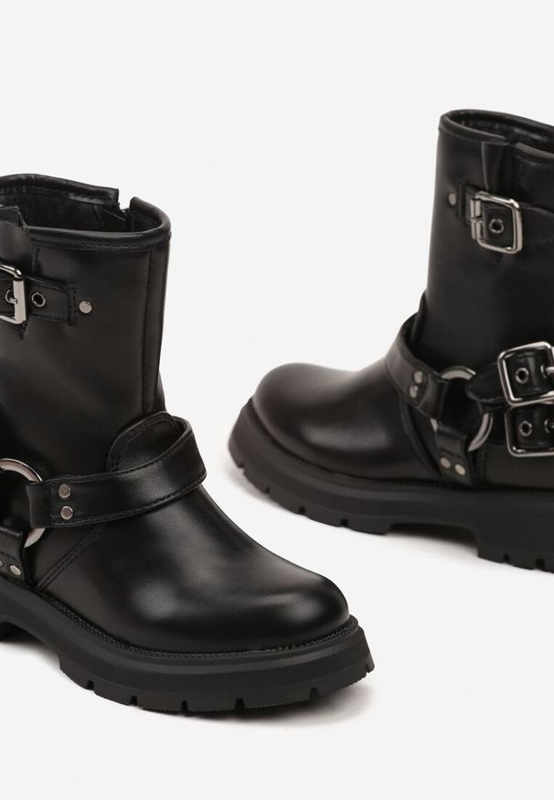 Born2be - Czarne Botki w Motocyklowym Stylu Zdobione Klamrami Miaeska. Okazja: na uczelnię, na co dzień. Zapięcie: klamry. Kolor: czarny. Materiał: jeans. Szerokość cholewki: normalna. Wzór: aplikacja. Styl: młodzieżowy, casual, elegancki