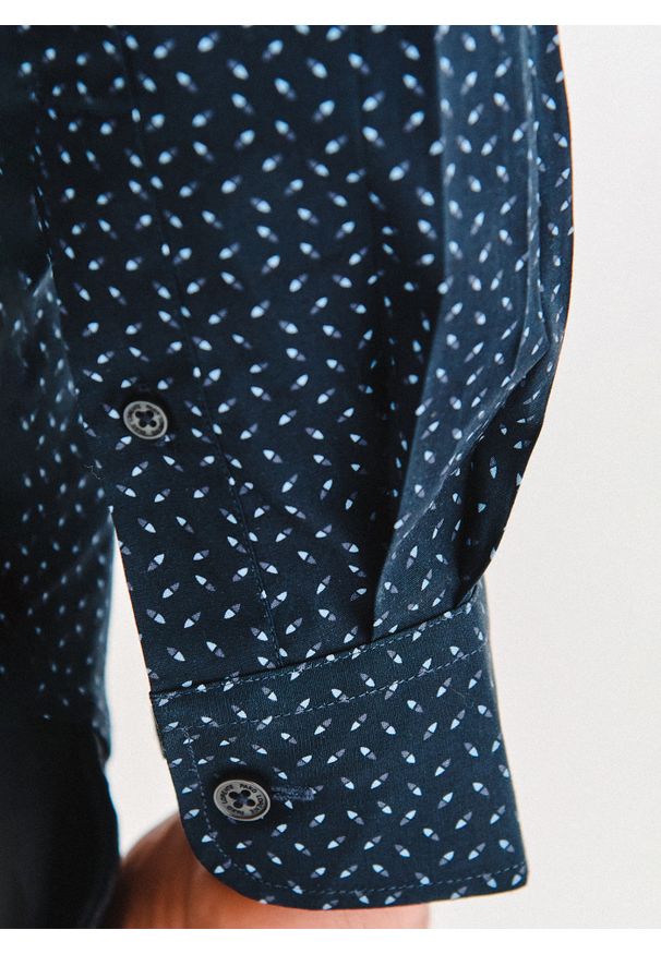 Pako Lorente - PAKO LORENTE – Granatowa koszula we wzór geometryczny. Kolor: niebieski. Materiał: bawełna, elastan. Długość rękawa: długi rękaw. Długość: długie. Wzór: geometria