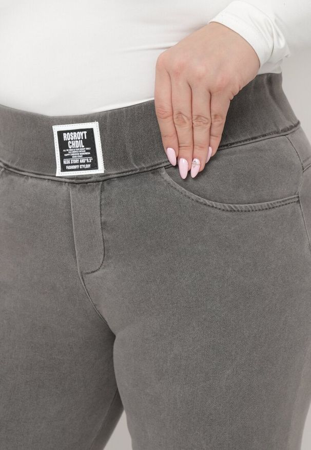 Born2be - Ciemnoszare Spodnie Skinny z Kieszeniami Afrina. Kolekcja: plus size. Kolor: szary. Długość: do kostek