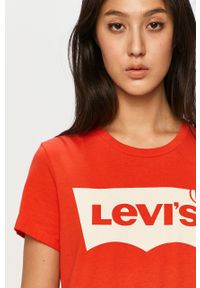Levi's® - Levi's - T-shirt. Okazja: na spotkanie biznesowe, na co dzień. Kolor: czerwony. Materiał: dzianina. Wzór: nadruk. Styl: biznesowy, casual #5