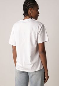 Born2be - Biały T-shirt z Bawełny Typu Oversize Nedika. Okazja: na co dzień. Kolor: biały. Materiał: bawełna. Styl: casual, klasyczny #5