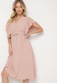 Born2be - Jasnoróżowa Sukienka z Kopertowym Dekoltem i Paskiem Sizuee. Kolor: różowy. Typ sukienki: kopertowe #1