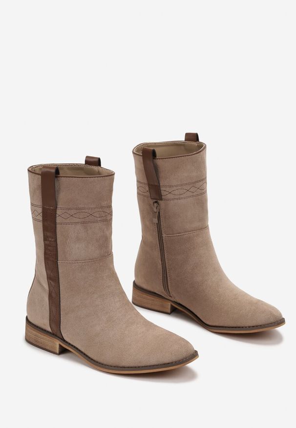 Born2be - Ciemnobeżowe Botki w Stylu Boho z Ozdobnym Paskiem i Haftem Olivas. Nosek buta: okrągły. Zapięcie: pasek. Kolor: beżowy. Wzór: haft. Materiał: materiał. Sezon: jesień, zima. Obcas: na obcasie. Styl: boho. Wysokość obcasa: niski