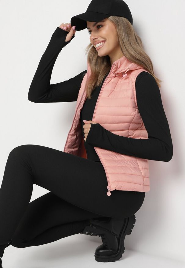 Born2be - Różowa Pikowana Kamizelka na Suwak z Kieszeniami i Odpinanym Kapturem Arsalna. Okazja: na co dzień. Typ kołnierza: golf. Kolor: różowy. Materiał: jeans. Styl: klasyczny, elegancki, casual