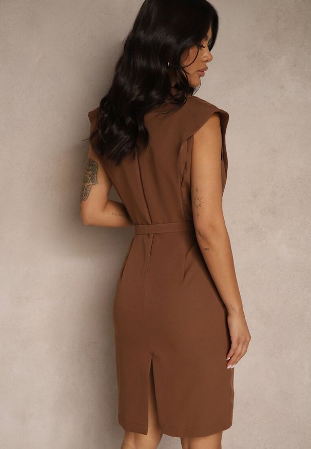 Renee - Brązowa Sukienka z Ozdobnymi Guzikami i Paskiem Dellanise. Typ kołnierza: dekolt w kształcie V. Kolor: brązowy. Sezon: lato. Typ sukienki: dopasowane. Styl: klasyczny