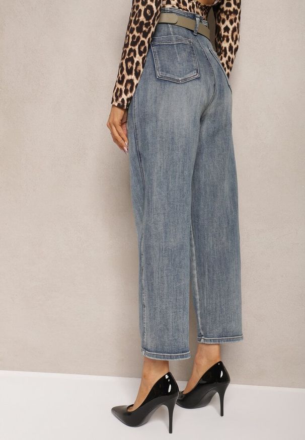 Renee - Jasnoniebieskie Bawełniane Jeansy High Waist o Kroju Boyfriend z Dodatkowym Paskiem Attenise. Okazja: na co dzień. Stan: podwyższony. Kolor: niebieski. Długość: długie. Styl: klasyczny, elegancki, casual
