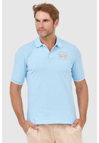 La Martina - LA MARTINA Błękitna koszulka polo z wyszywanym logo. Typ kołnierza: polo. Kolor: niebieski #1