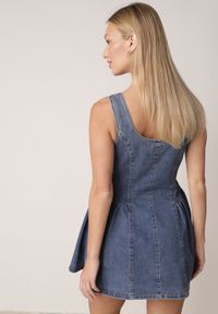 Born2be - Niebieska Jeansowa Sukienka z Bawełny o Rozkloszowanym Kroju z Guzikami Nikesilea. Typ kołnierza: dekolt gorset. Kolor: niebieski. Materiał: bawełna, jeans. Typ sukienki: rozkloszowane, gorsetowe. Styl: elegancki, klasyczny #6