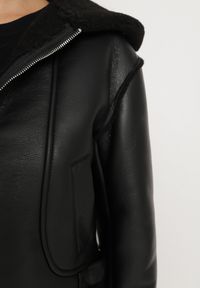 Born2be - Czarna Krótka Kurtka Biker z Kapturem i Futrzanymi Wstawkami Daithia. Okazja: na co dzień. Typ kołnierza: kaptur. Kolor: czarny. Materiał: futro. Długość: krótkie. Styl: casual #5