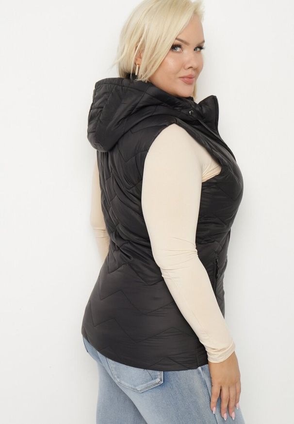 Born2be - Czarna Kamizelka Pikowana z Odpinanym Kapturem Ravisara. Okazja: na co dzień. Kolekcja: plus size. Kolor: czarny. Materiał: jeans. Wzór: aplikacja. Styl: elegancki, casual