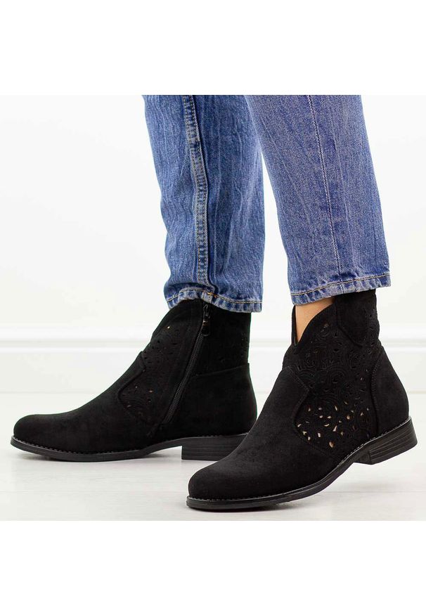 Czarne zamszowe ażurowe botki damskie S.Barski 8026. Okazja: na co dzień. Nosek buta: okrągły. Kolor: czarny. Szerokość cholewki: normalna. Wzór: ażurowy. Materiał: zamsz. Sezon: wiosna, jesień, lato. Obcas: na obcasie. Styl: casual, elegancki, klasyczny. Wysokość obcasa: niski