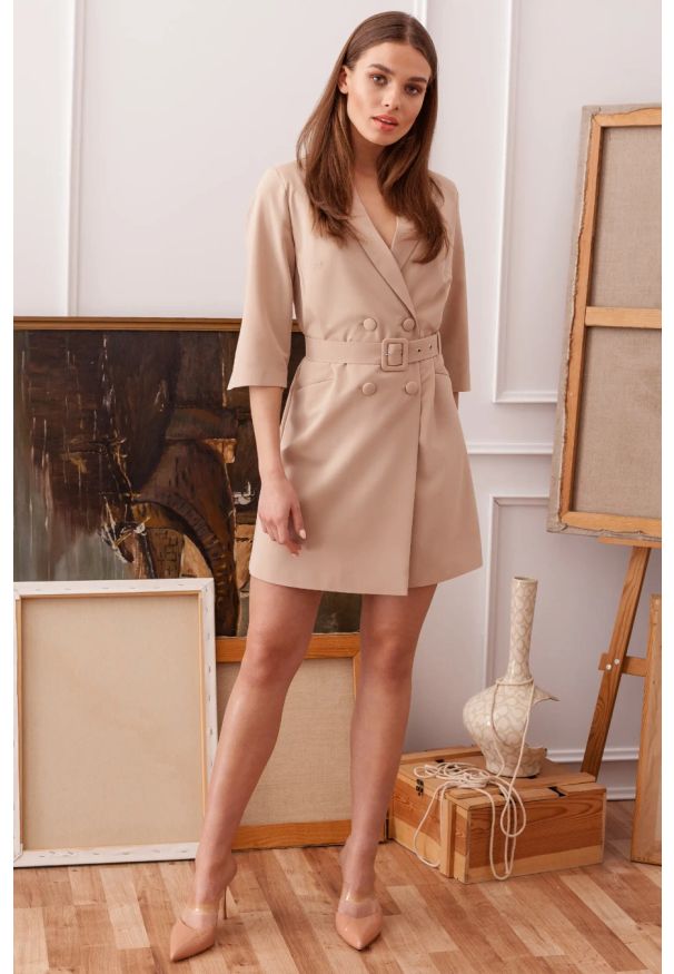 Stylove - Elegancka sukienka marynarkowa z paskiem beżowa. Okazja: na co dzień. Kolor: beżowy. Materiał: wiskoza, poliester, elastan. Typ sukienki: proste. Styl: elegancki
