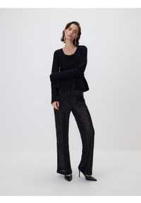 Reserved - Sweter z kokardkami - czarny. Typ kołnierza: kokarda. Kolor: czarny. Materiał: wiskoza, dzianina #1