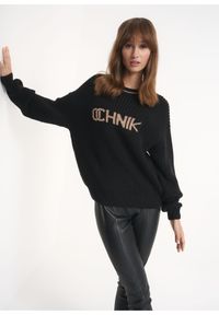 Ochnik - Czarny sweter damski z logo OCHNIK. Kolor: czarny. Materiał: materiał. Długość: długie. Wzór: napisy. Styl: elegancki #3
