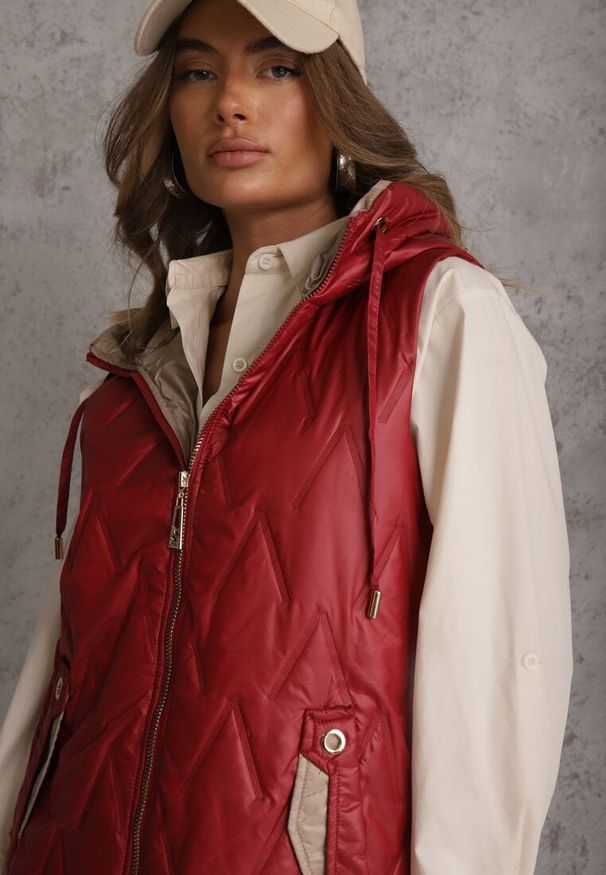 Renee - Czerwona Długa Kamizelka Pikowana z Nieodpinanym Kapturem Semaea. Kolor: czerwony. Materiał: prążkowany, jeans. Długość: długie. Styl: street