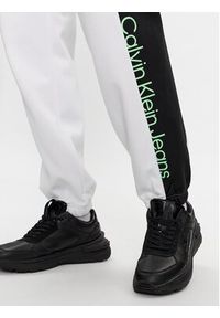 Calvin Klein Jeans Spodnie dresowe J30J324052 Biały Regular Fit. Kolor: biały. Materiał: dresówka, syntetyk