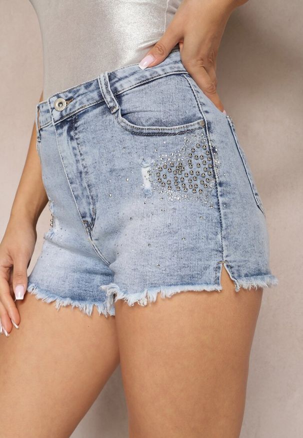 Renee - Niebieskie Szorty z Postrzępionymi Krawędziami i Cyrkoniami Lenluni. Kolor: niebieski. Materiał: jeans. Wzór: aplikacja