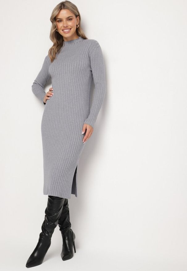 Born2be - Szara Prążkowana Sukienka z Dzianiny z Wiskozą z Rozcięciami u Dołu Ninnavia. Okazja: na spotkanie biznesowe. Kolor: szary. Materiał: prążkowany, wiskoza, dzianina. Typ sukienki: dopasowane, proste. Styl: biznesowy, klasyczny, elegancki
