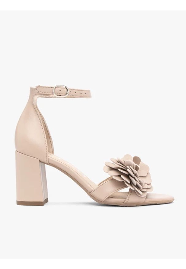 Ryłko - Beżowe sandały z kwiatem. Okazja: na co dzień. Zapięcie: sprzączka. Kolor: beżowy. Wzór: kwiaty. Materiał: skóra. Sezon: wiosna, lato. Obcas: na obcasie. Styl: casual, street, elegancki. Wysokość obcasa: średni