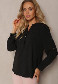 Renee - Czarna Bluzka z Guzikami z Tkaniny Plumeti Jorale. Kolor: czarny. Materiał: tkanina. Styl: elegancki #4