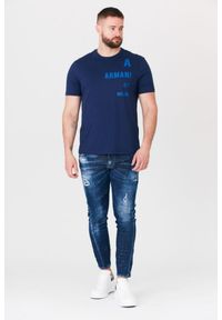 Armani Exchange - ARMANI EXCHANGE Granatowy t-shirt męski z niebieskim logo. Kolor: niebieski. Materiał: prążkowany. Wzór: nadruk