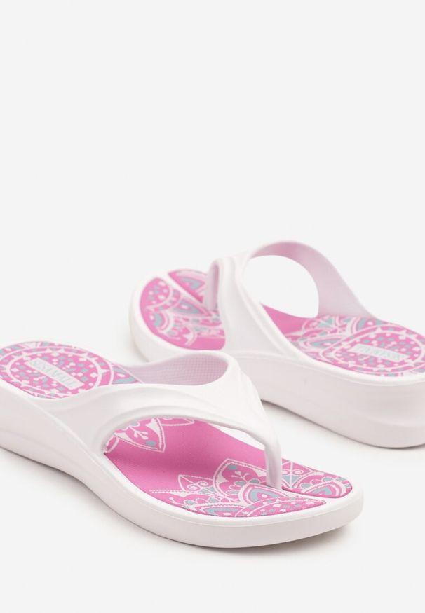 Renee - Białe Klapki Typu Japonki z Abstrakcyjnym Wzorem Nimiavia. Okazja: na co dzień, na spacer. Kolor: biały. Sezon: lato. Obcas: na obcasie. Styl: elegancki, casual. Wysokość obcasa: średni