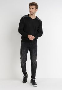 Born2be - Czarny Sweter Melyse. Typ kołnierza: dekolt w kształcie V. Kolor: czarny. Materiał: jeans. Wzór: aplikacja. Styl: klasyczny #4