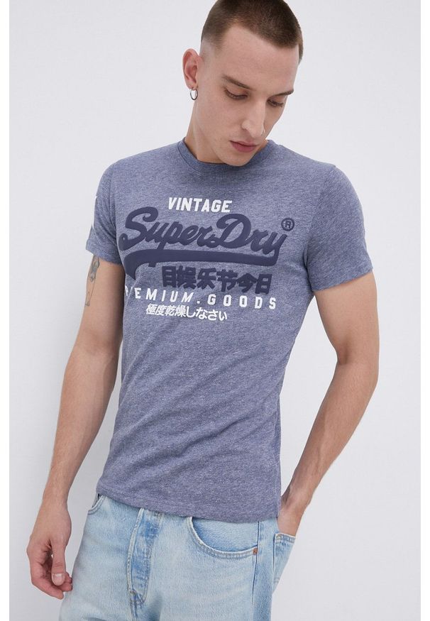 Superdry - T-shirt. Okazja: na co dzień. Kolor: fioletowy. Materiał: dzianina. Wzór: nadruk. Styl: casual