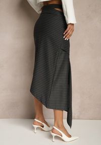 Renee - Ciemnoszara Spódnica z Wiskozą High Waist z Asymetrycznym Dołem w Paski Nelobine. Stan: podwyższony. Kolor: szary. Materiał: wiskoza. Wzór: paski. Styl: elegancki