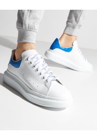 Alexander McQueen - ALEXANDER MCQUEEN - Białe sneakersy. Nosek buta: okrągły. Kolor: biały. Materiał: guma