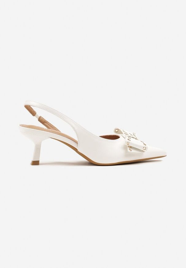 Renee - Białe Sandały Slingback na Kaczuszce Zdobione Kokardą z Nitami Rizonna. Okazja: na co dzień. Kolor: biały. Wzór: aplikacja. Obcas: na szpilce. Styl: casual, klasyczny, elegancki. Wysokość obcasa: średni