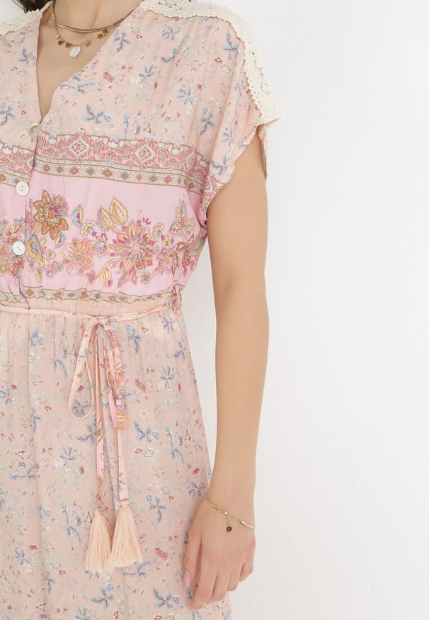 Born2be - Jasnoróżowa Bawełniana Sukienka Maxi z Gumką w Talii i Cienkim Paskiem z Chwostami Kenadi. Kolor: różowy. Materiał: bawełna. Długość rękawa: krótki rękaw. Sezon: wiosna, lato. Typ sukienki: rozkloszowane. Długość: maxi