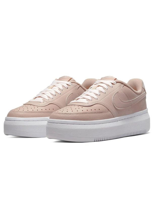 Buty do chodzenia damskie Nike Court Vision Alta. Zapięcie: sznurówki. Kolor: różowy. Materiał: materiał, skóra, syntetyk. Szerokość cholewki: normalna. Model: Nike Court. Sport: turystyka piesza
