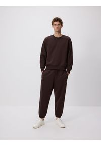 Reserved - Spodnie dresowe comfort fit - brązowy. Kolor: brązowy. Materiał: dresówka