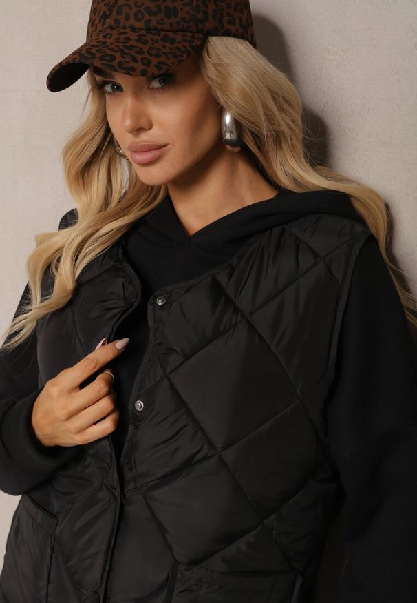 Renee - Czarna Pikowana Kamizelka z Kieszonkami i Napami Azortia. Okazja: na co dzień, na spacer. Kolor: czarny. Materiał: jeans. Styl: elegancki, casual