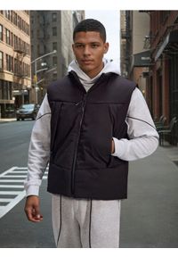 Sinsay - Kamizelka puffer ze stójką - czarny. Typ kołnierza: kołnierzyk stójkowy. Kolor: czarny #1