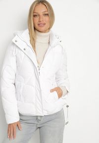 Born2be - Biała Pikowana Kurtka z Kapturem i Bocznymi Zdobieniami Ollenea. Okazja: na spotkanie biznesowe, na co dzień, do pracy, na spacer. Typ kołnierza: kaptur. Kolor: biały. Materiał: jeans. Wzór: aplikacja. Styl: biznesowy, casual, elegancki #1